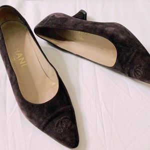CHANEL Coco Brown Signature Lambskin Suede Mid-Heel Pumps